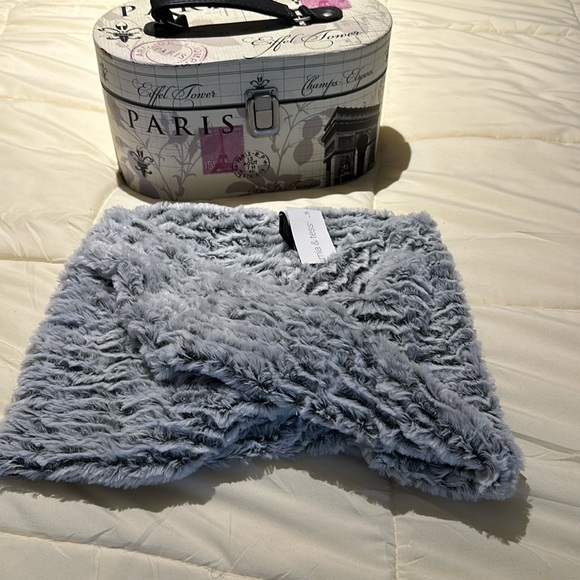 Mia & Tess wrap around neck scarf - Picture 1 of 3